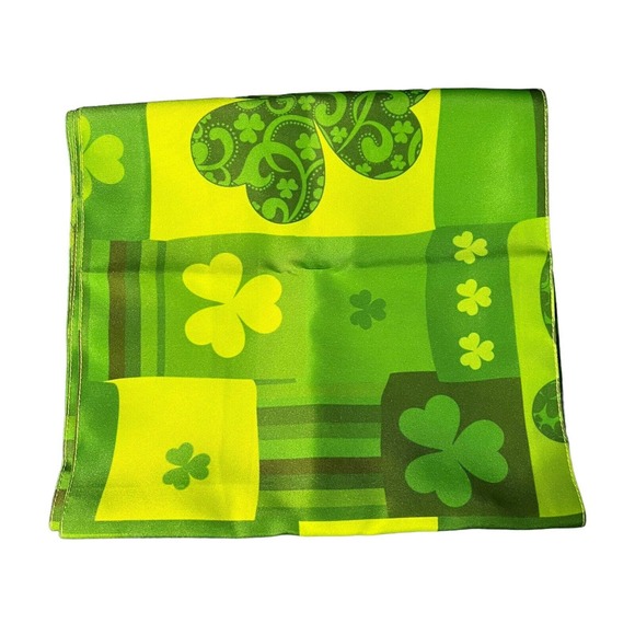 St.Patrick'S Day Table Runner 91 X 12 1/2 Inches Green & Lime Green Shamrocks - Picture 7 of 7